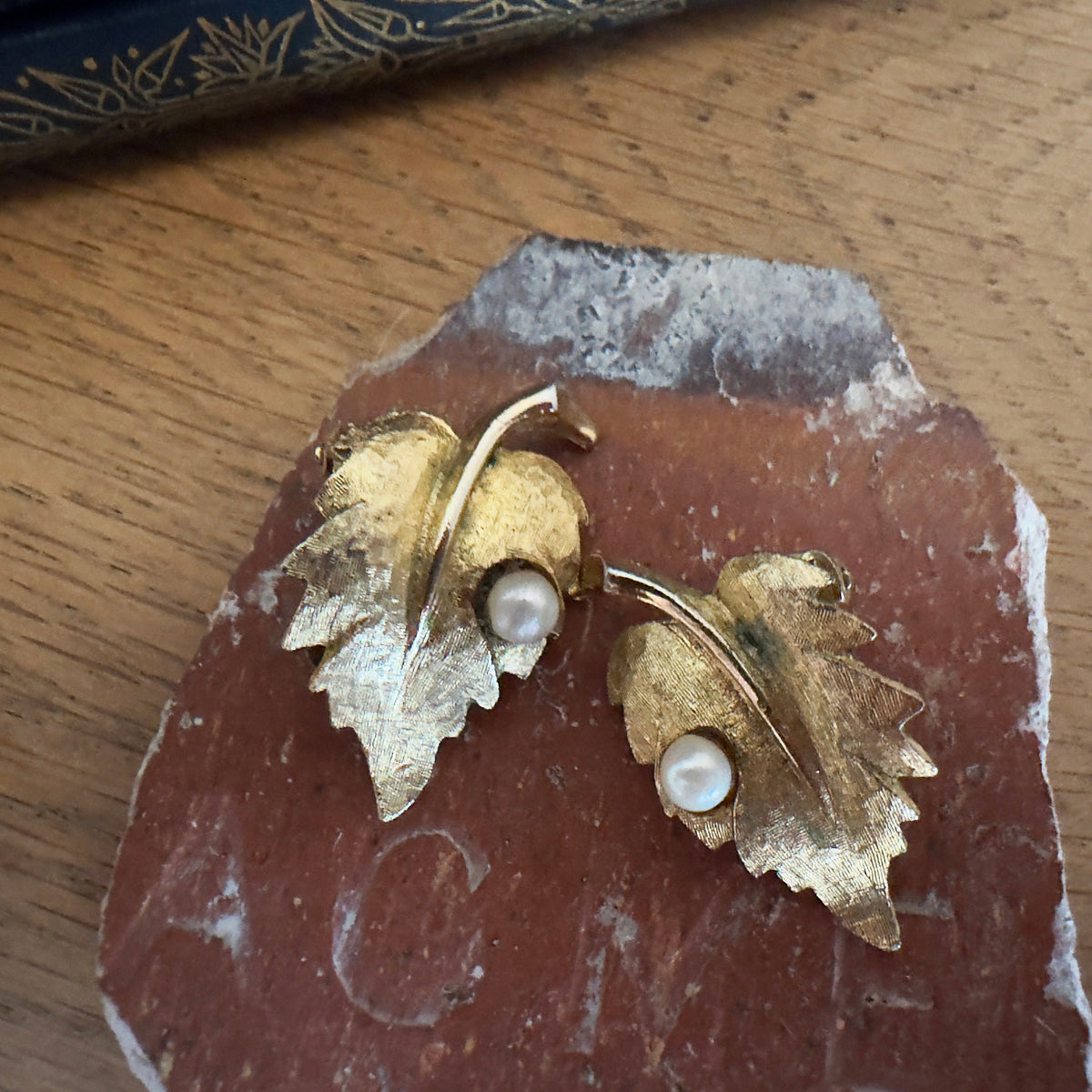 Vintage Gold Leaf Clip On Earrings – detail 4
