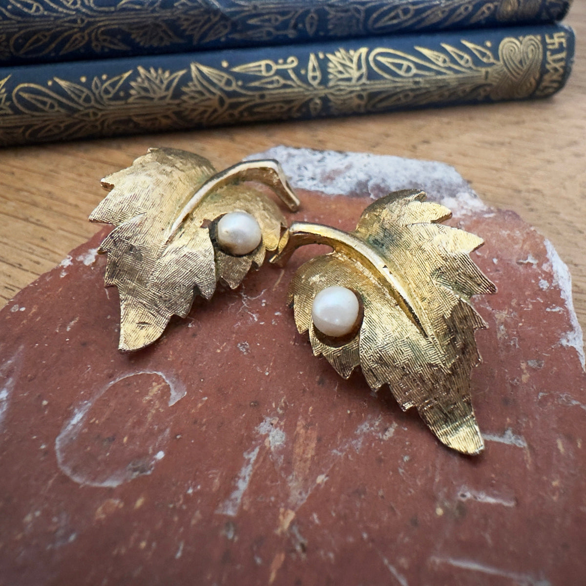 Vintage Gold Leaf Clip On Earrings – detail 3