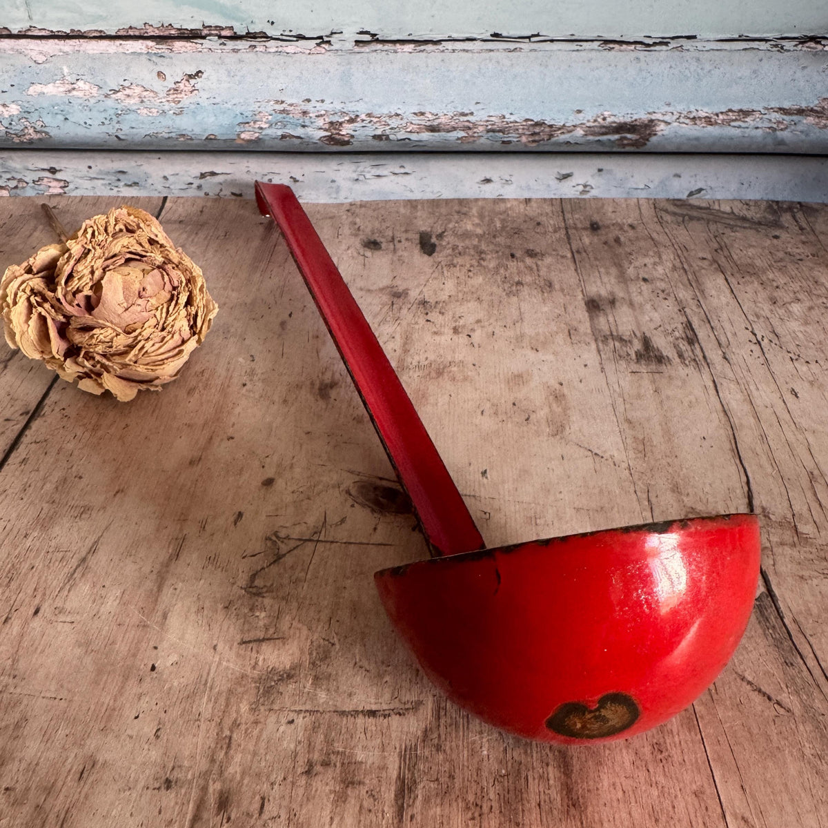 French Vintage Red Enamel Hanging Ladle, Vintage Cookware, Kitchenalia – detail 2