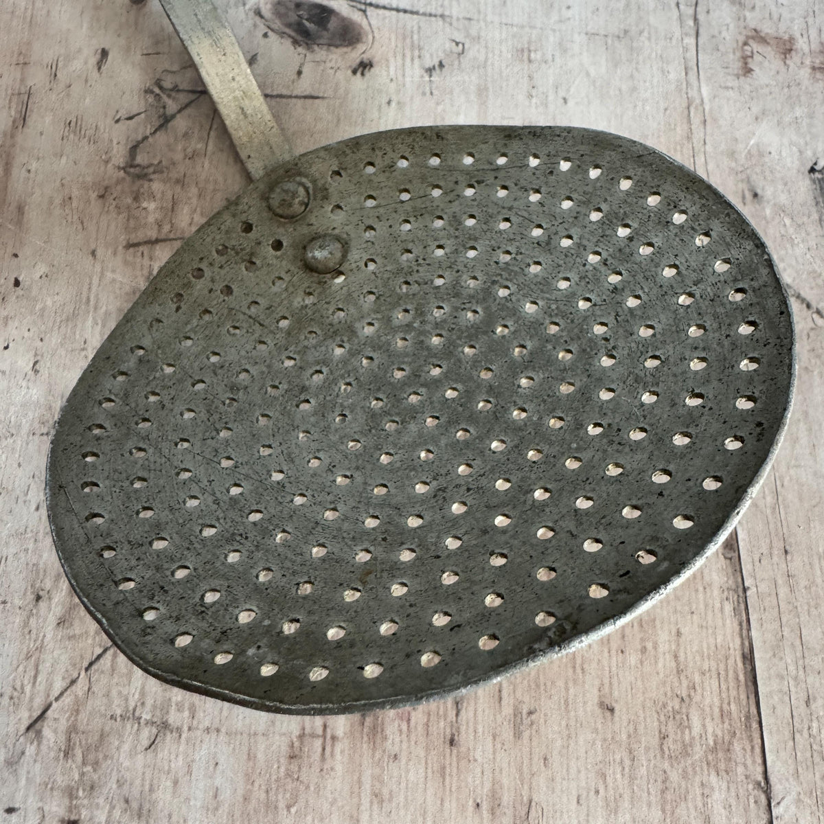 French Vintage Aluminium Hanging Strainer, Vintage Cookware, Kitchenalia – detail 3