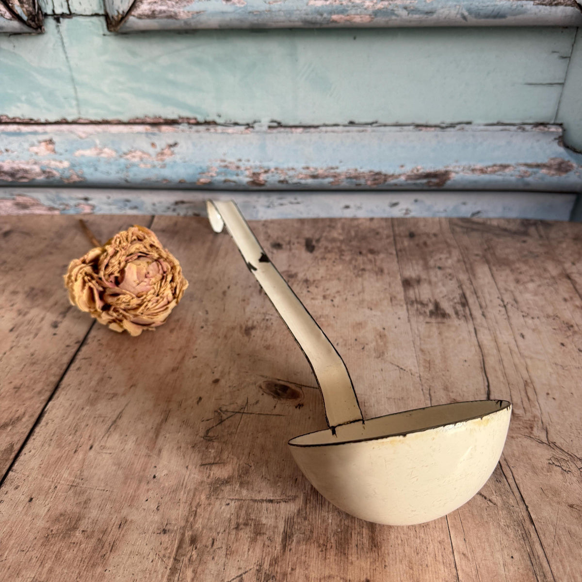 French Vintage Enamel Hanging Ladle, Vintage Cookware, Kitchenalia – detail 2