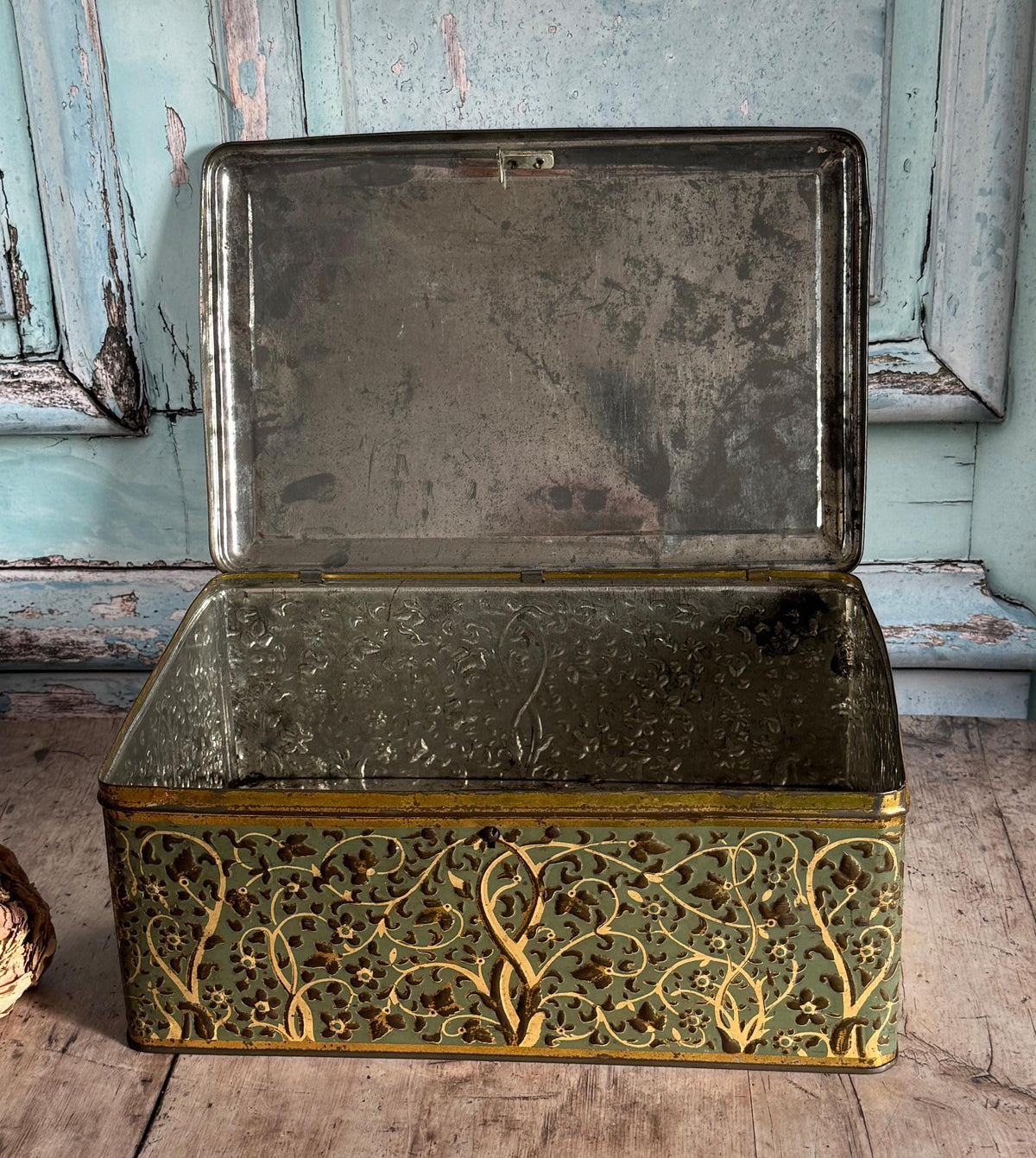 French Vintage Dog Tin, Collectible Tin Box – detail 2